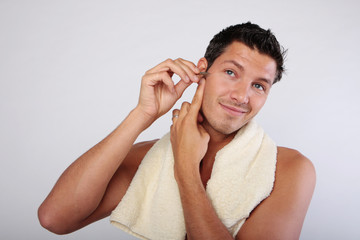 Fototapeta premium mann beim zupfen der augenbrauen