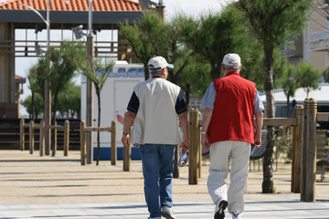couple de personnes &acirc;g&eacute;s entrain de se promener