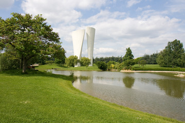 Les deux châteaux d'eau au bord d'un étang dans un parc - obrazy, fototapety, plakaty