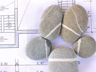 Bauplan mit Haus aus Steinen