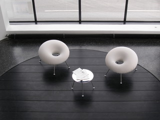 zwei weiße sessel mit tisch in modernem design