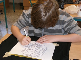 Fototapeta na wymiar Chłopiec rysuje projekt dla terminu t-shirt
