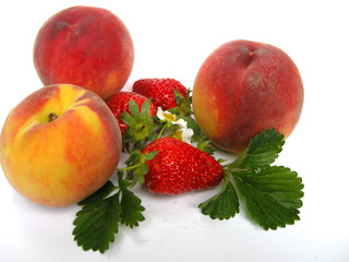 Pfirsiche mit Erdbeeren
