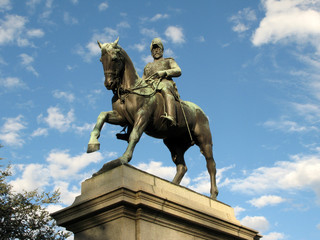 Fototapeta na wymiar Edward VII Statue - Królowie Domain, Melbourne, Australia