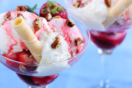 Strawberry ice cream sundae