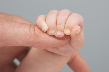 motherhand and babyfingers