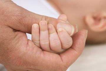 motherhand and babyfingers