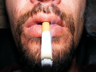fumando un cigarro