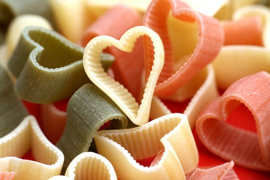 Food Hintergrund mit farbigen  Nudeln als Herzen