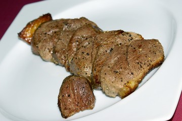 magret de canard grillé , tranché