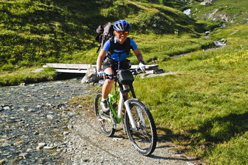 Radsportlerin überquert einen Bergbach