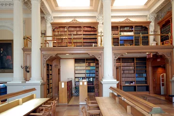 Foto op Plexiglas Rechtsschoolbibliotheek met kolommen en bureaus © Spiroview Inc.