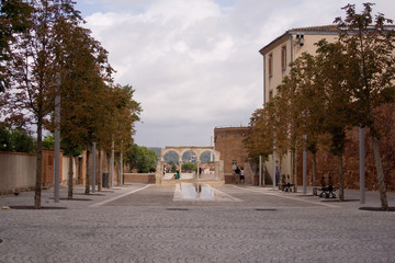 Fototapeta na wymiar Fontanny obok katedry w Sainte-Cécile