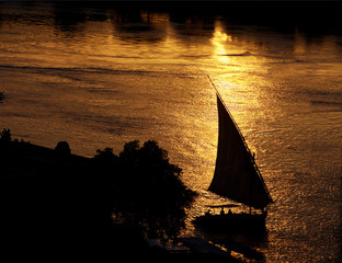 felouk sur le nil au coucher du soleil