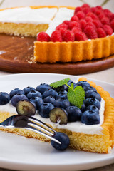 blueberry and strawberry cake