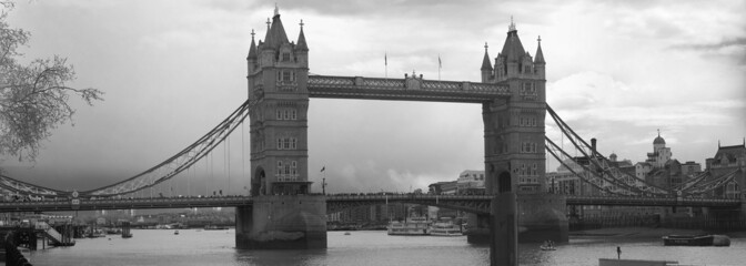 tower bridge noir et blanc panoramique