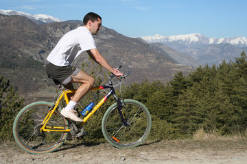 Obraz premium VTT en montagne