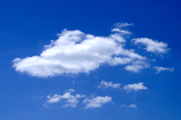 Naklejka na ściany i meble Jak chmury w błękitne niebo