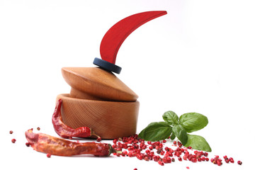 Mörser mit Chilli und Pfeffer rot