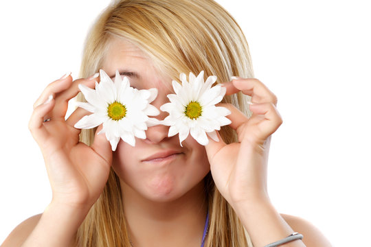 teen girl with daysies