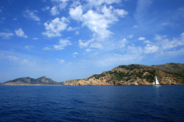 Naklejka premium Segler vor der Südwestküste von Mallorca