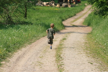 Kind beim Rennen im Wald 