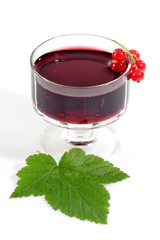 Johannisbeerlikör mit Beeren und Blatt
