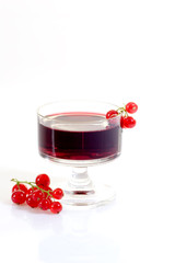 Johannisbeerlikör mit Beeren