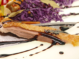 weihnachtlicher gänsebraten mit äpfel und rotkohl