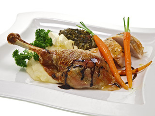 knusprig gebratene Putenkeule mit Kartoffelpüree, Grünkohl und karamellisierten Babykarotten