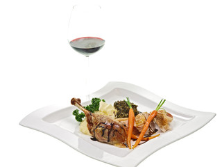 truthahnbraten mit kartoffelpüree,grünkohl und ein glas rotwein