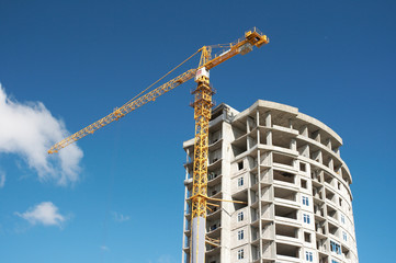 Fototapeta na wymiar Wbudowany Budowa i Crane