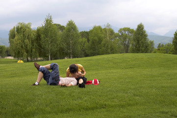 Obraz premium Girl kissing a boy