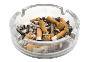 Cendrier et mégots de cigarettes