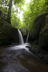 Obraz premium dramatischer Doppelwasserfall in der Ysperklamm