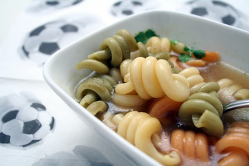 Bunte Nudelsuppe