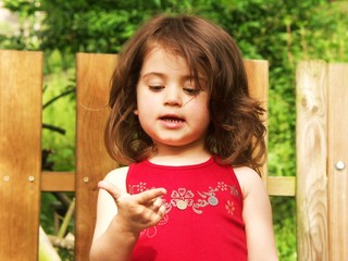 enfant qui compte sur ses doigts