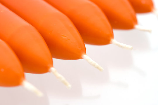 New orange candles in a diagonal row - Close-up © Palabra
