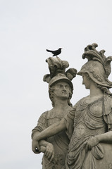 Obraz premium Statuenpaar mit balzender Amsel