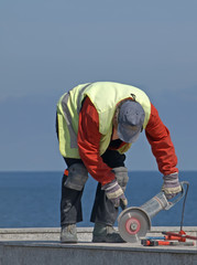 Trabajador cortando pieza