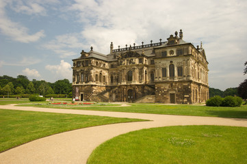 Fototapeta na wymiar Duży ogród w zamku w Dre¼nie