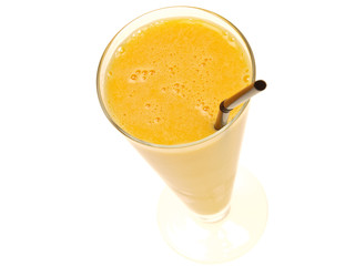 ein Glas frischer Mangosaft mit einem Strohhalm, freigestellt auf weißem Hintergrund