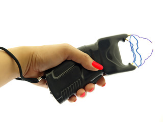 elektrischer schocker in der hand der frau