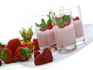 sommer frühstück tablett, frische obst und himbeerjoghurt 