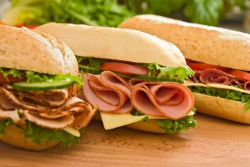 Papier Peint photo Snack Sandwich au jambon, sandwich à la dinde et sandwich au salami