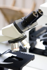 Fototapeta na wymiar Mikroskop w laboratorium Doktora