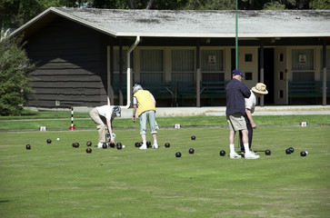 Obraz premium Elderly lawn bowlers