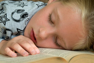 Beim lesen eingeschlafenes Kind