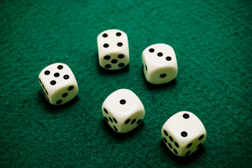 full dés sur tapis vert
