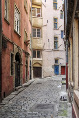 Fototapeta na wymiar Narrow cobbled street in old Lyon (Lyon)